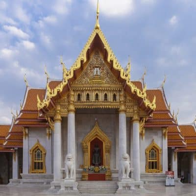 乘坐渡轮游览曼谷的寺庙！